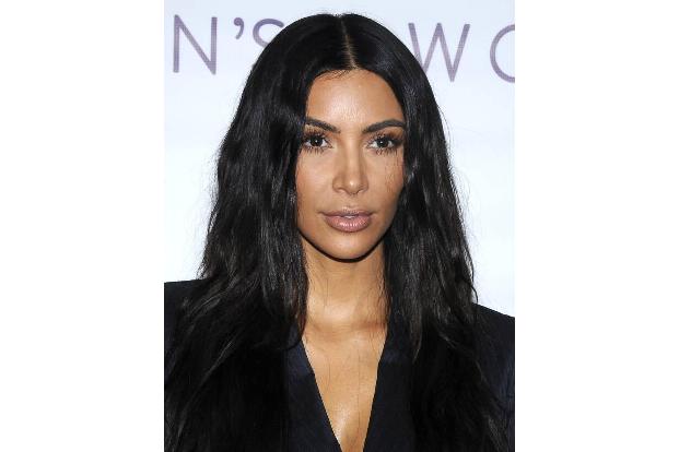 Kim Kardashian macht gerne mal Selfies mit einer Brille. Auf die ist sie aber nicht mehr angewiesen, seit sie eine Laser-OP ...