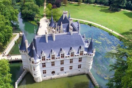 Wesentlich kleiner und ein echtes Juwel ist Azay-le-Rideau. Die Anfänge des Wasserschlosses gehen auf den Ritter Ridel d'Aza...