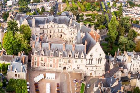 Schloss Blois, so schön es auch von außen erscheinen mag, hat eine blutige Geschichte: Hier ließ Heinrich III. 1588 seinen R...