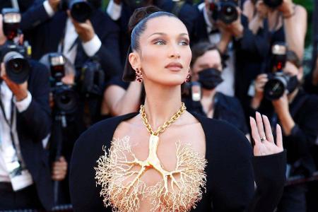 Es war nicht zu übersehen, was da auf Bella Hadids Brust wucherte. Auf den ersten Blick ähnelt die riesige Goldkette einem B...
