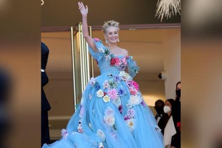 In einem eisblauen Tüllkleid schwebte Schauspielerin Sharon Stone über den roten Teppich. Die schulterfreie Robe von Dolce &...