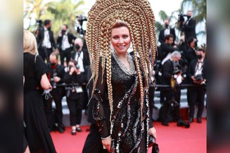 Bei Elena Lenina war es weniger das Kleid, das sich als Blickfang erwies, sondern der extravagante Kopfschmuck der Schauspie...