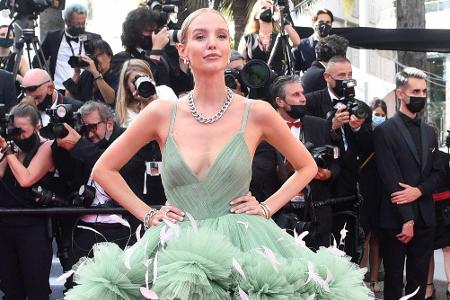 Leonie Hanne punktete in einem meergrünen Traum aus Tüll aus dem Hause Nicole + Felicia Couture. Um ihren Hals und an ihren ...