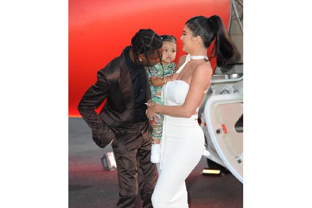 Auch Kims kleine Schwester Kylie Jenner weist beeindruckende Rundungen auf. Dass sie hat nachhelfen lassen, bestreitet die K...