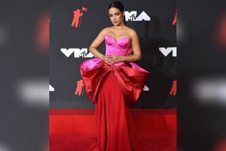 Camila Cabello erschien in einem eleganten rosaroten Kleid mit überdimensionaler Schleife. Doch sie war nicht die einzige, d... Camila Cabello erschien in einem eleganten rosaroten Kleid mit überdimensionaler Schleife. Doch sie war nicht die einzige, d...