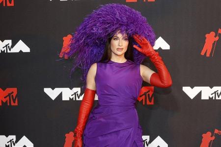 Ob Kacey Musgraves' Look zu den besten des Abends zählte, ist Geschmacksache. Mit ihrem lilafarbenen Minikleid, roten Handsc...