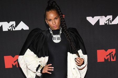 Alicia Keys überzeugte in einem Schwarz-Weiß-Outfit: Die Sängerin schritt in einem schwarzen Jumpsuit mit Rüschenärmeln von ...
