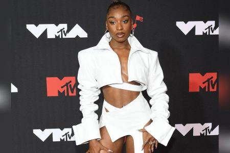 Normani präsentierte einen eher ungewöhnlichen Look von Patrycja Pagas ganz in Weiß. Die Sängerin trug einen kurzen Blazer m...