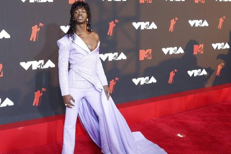 Ballkleid, Superhelden-Cape und Anzug in einem: Rapper Lil Nas X überzeugte in seinem fliederfarbenen Versace-Outfit auf dem...