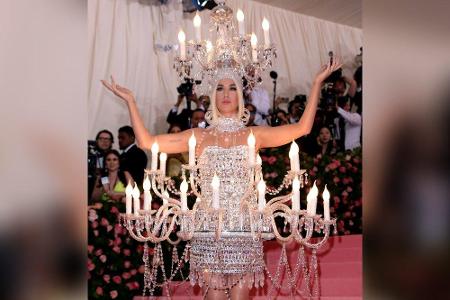 Im wahrsten Sinne des Wortes strahlend kam Katy Perry im selben Jahr. In einem Kronleuchter-Kostüm, mit Kerzenständern um Ko...