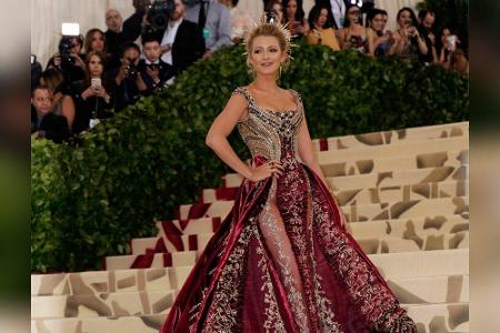 Blake Lively kam in Christian Louboutin und Heiligenschein. Die weinrote Robe in Brokat-Optik dürfte nicht nur die Fotografe...