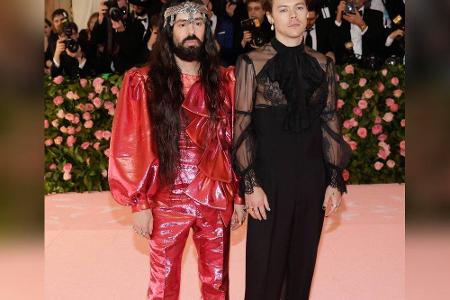 Gucci-Designer Alessandro Michele und Sänger Harry Styles (r.) auf dem roten Teppich: Styles zeigte ein schwarzes Gucci-Outf...