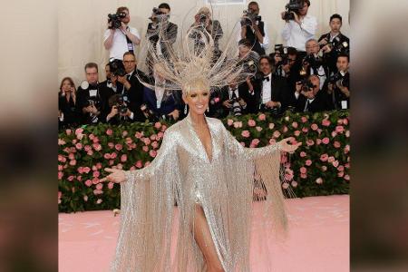 Céline Dion wählte eine funkelnde und eigenwillige Kreation von Oscar de la Renta mit passendem Kopfschmuck.