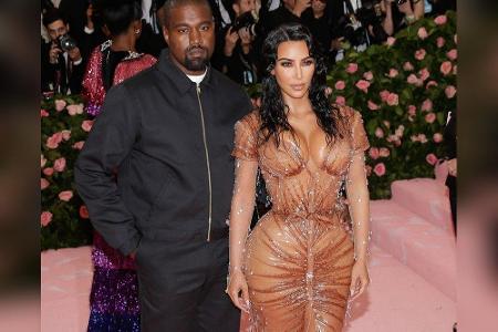 Kim Kardashian erschien mit Kanye West und einem hautengen Latexkleid von Thierry Mugler. Durch herabhängende Perlen entstan...