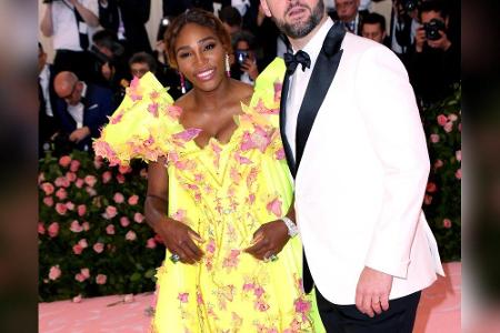 Serena Williams und ihr Mann Alexis Ohanian beließen es bei Kleid und Anzug. Wobei die Tennisspielerin zu ihrer gelb-pinken ...
