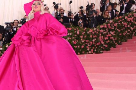 Lady Gaga präsentierte insgesamt vier Outfits von Designer Brandon Maxwell auf dem roten Teppich. Unter diesem pinken Cape-K...