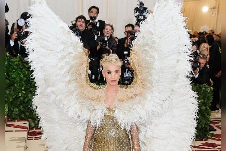 Katy Perry stand der Sinn eher nach etwas Himmlischen: In einer Kreation aus dem Atelier Versace schwebte sie mitsamt überdi...