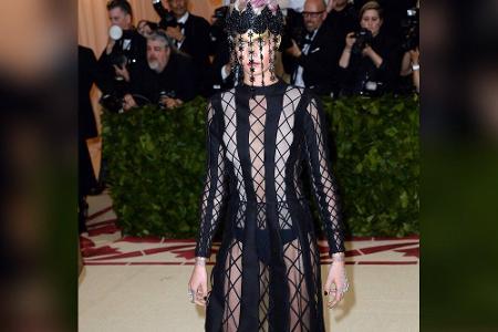 Fast hätte man sie hinter dem Gehänge nicht erkannt: Cara Delevingne erschien 2018 in einem Werk von Christian Dior.