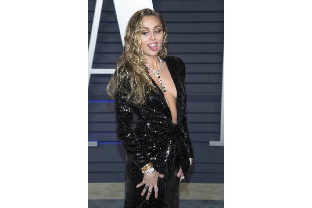 Sie mag zwar wild rüberkommen, doch Miley Cyrus denkt viel an ihre Mitmenschen und wird regelmäßig zur Ader gelassen. Vermut...