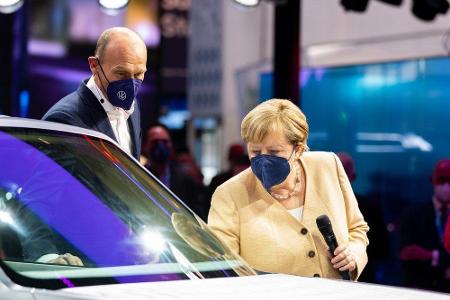 Nicht nur Angela Merkel ist bei der IAA in München zu Gast. Zahlreiche Politiker und Prominente besichtigen die neuesten tec...