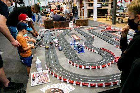 Seit jeher elektrisch betrieben ist ein Kinderzimmer-Klassiker: Logisch, dass eine Carrera-Bahn auf der Automobil-Messe nich...