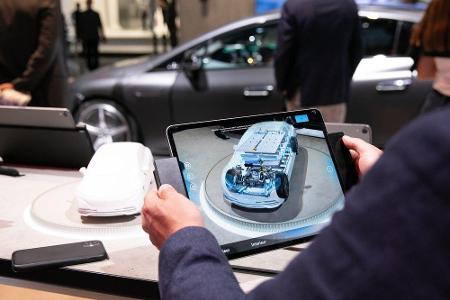 Nicht nur beim Antrieb und den Materialien gehen die Hersteller neue Wege. Dank Augmented-Reality-Technologie sollen sich Fa...