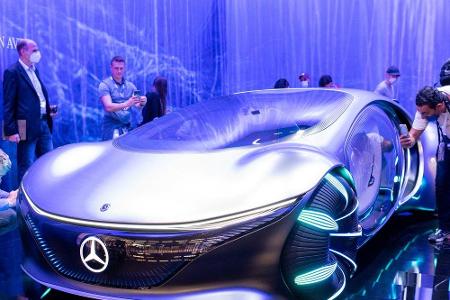Mercedes präsentiert mit seinem AVTR-Konzeptfahrzeug ein Auto, das sich per Gedankenkraft bedienen lässt. Am Messestand in M...