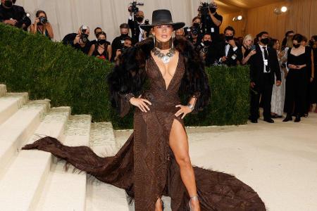 Jennifer Lopez (52) erschien in einem braunen Glitzer-Kleid von Ralph Lauren mit hohem Beinschlitz. Statement-Ketten, ein Hu...