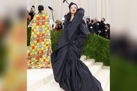 Rihanna (33) wählte für das Event eine ausladende Robe in Schwarz von Balenciaga. Sie zeigte sich bei der Met Gala erstmals ...