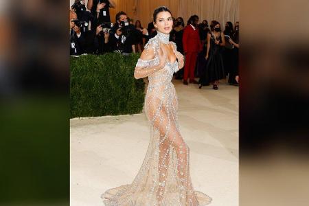 Modelschwester Kendall Jenner (25) gewährte dafür tiefere Einblicke. Sie trug ein beigefarbenes, eng anliegendes Kleid von G...