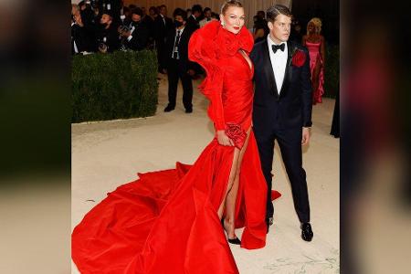Auch Model Karlie Kloss (29) setzte auf Farbe. Sie versprühte Glamour mit einem Kleid von Carolina Herrera mit großen Rüsche...