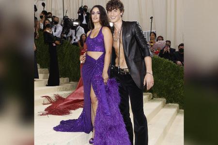 Camila Cabello (24) und Shawn Mendes (23) gaben ihr Met-Gala-Debüt - und zeigten dabei viel Haut. Cabello mit einem Crop-Top...