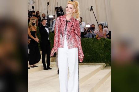 Kristen Stewart (31) zeigte, dass es nicht ein Kleid für die Met Gala braucht. Zur pinken Chanel-Bluse und weißer Hose kombi...