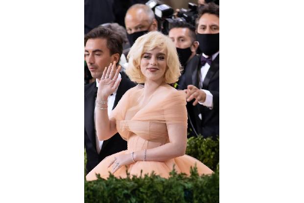 Billie Eilish erinnerte mit ihrem Tüll-Korsett von Oscar de la Renta an Marilyn Monroe. Mit ihren gerade einmal 19 Jahren sc... Billie Eilish erinnerte mit ihrem Tüll-Korsett von Oscar de la Renta an Marilyn Monroe. Mit ihren gerade einmal 19 Jahren sc...