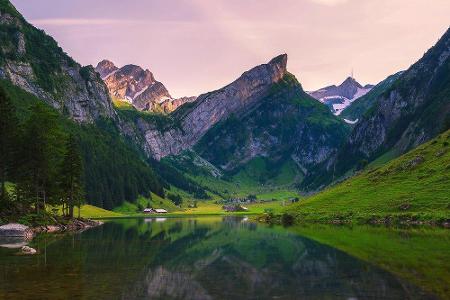 Auf über 1.100 Metern liegt der Seealpsee. Das klare Wasser und die schöne Landschaft locken Besucher an. Der See ist nur üb...