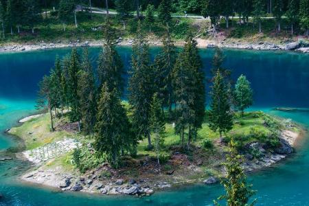 In einem traumhaften Blau erstrahlt der Caumasee. Nahe der Stadt Flims ist der See durch eine Standseilbahn zu erreichen - o...