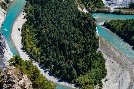 Ganz umsonst ist eine Wanderung in der beeindruckenden Rheinschlucht. Bis zu 350 Meter ragen die steilen Felshänge gen Himme...