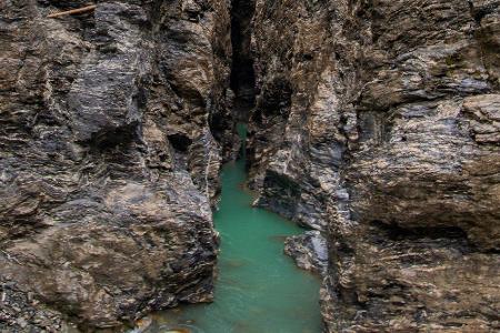 Die Viamala-Schlucht entstand über Jahrtausende, Wasser grub sich immer tiefer in die massiven Felsen. Der Name bedeutet übe...