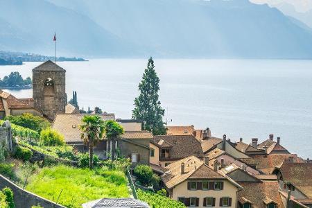 Winzerdörfer wie Saint-Saphorin locken Weinliebhaber an den Genfersee. Hier können Touristen die edlen Tropfen direkt beim P...