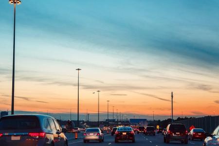 Wer kann, sollte die Hauptverkehrszeiten meiden. Also lieber in der Nacht von Donnerstag auf Freitag auf die Straße als am W...