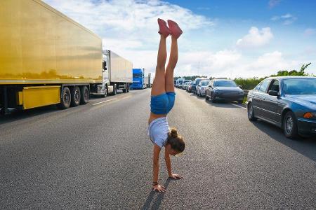 Lässt sich die Stausituation nicht vermeiden, sollten Autofahrer ruhig bleiben. Aussteigen ist auf der Autobahn eigentlich v...