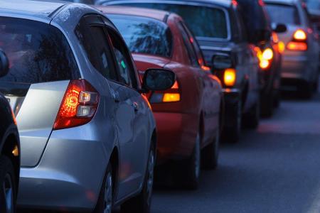 Rechts zu überholen ist auf der Autobahn nur dann erlaubt, wenn der Verkehr auf der linken Spur steht oder nicht schneller a...