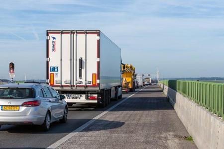 Der Standstreifen ist ebenfalls tabu - er ist für Rettungsfahrzeuge reserviert. Wer sich nicht daran hält, riskiert 75 Euro ...