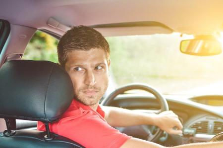 Ebenfalls tabu ist es, auf der Autobahn zu wenden oder rückwärts zu fahren - auch im Staufall. Nur, wenn die Polizei, etwa i...