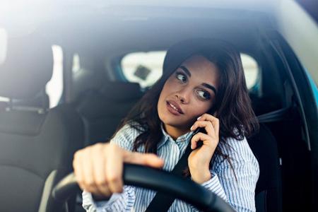 Das Telefonieren im Auto ist auch im Stau nur per Freisprechanlage gestattet. Um das Gerät in die Hand nehmen zu dürfen, mus...