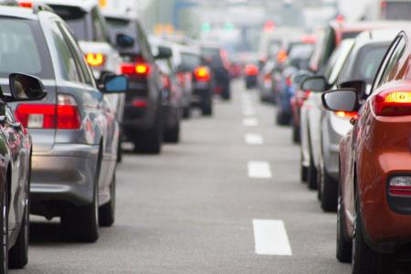 Die Rettungsgasse ist bereits bei stockendem Verkehr zu bilden, nicht erst im Stau selbst. Inzwischen sind satte Strafen fäl...