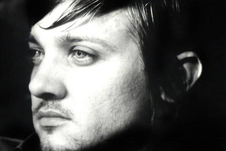Ja, auch Marvel-Superheld Jeremy Renner alias Hawkeye fand sich schon am ganz anderen Ende des Gesetzes wieder. In 