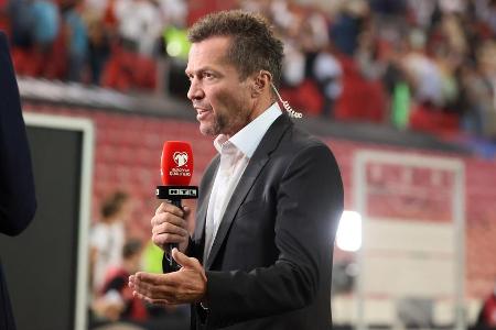 Zu beinahe jedem Fußballspiel gibt es mittlerweile einen TV-Experten. Oft sind es ehemalige Stars von FC Bayern, BVB und Co.... Zu beinahe jedem Fußballspiel gibt es mittlerweile einen TV-Experten. Oft sind es ehemalige Stars von FC Bayern, BVB und Co....