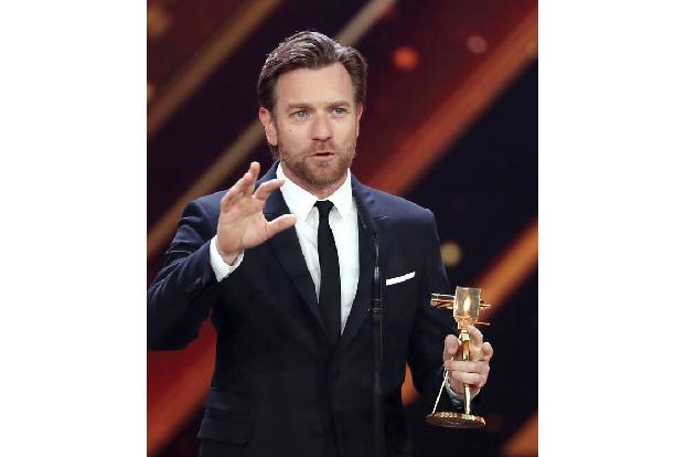 …an den Schotten Ewan McGregor ging, der in der Miniserie Halston als exzentrischer Modedesigner überzeugen konnte.