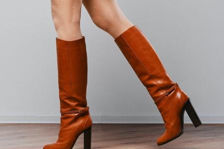 Der Reiterstiefel-Trend bleibt ebenfalls bestehen. In klassischen Farben wie Schwarz, Braun oder Beige ist der Reiterstiefel...